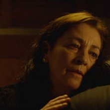 Carmen Maura abbraccia Stefano Dionisi in una scena de La madre