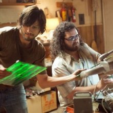 Jobs Get Inspired Ashton Kutcher E Josh Gad Analizzano I Loro Prodotti In Una Scena Del Film 263376