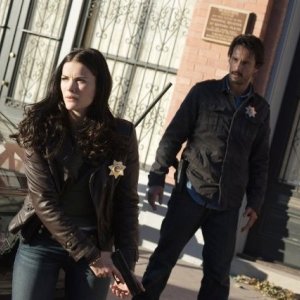 Rodrigo Santoro e Jaimie Alexander in una scena di The Last Stand