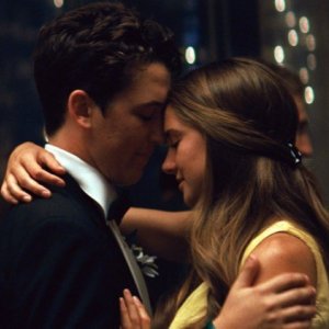 The Spectacular Now: Miles Teller e Shailene Woodley ballano romanticamente abbracciati