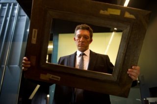 Trance: un primo piano di Vincent Cassel con in mano una cornice