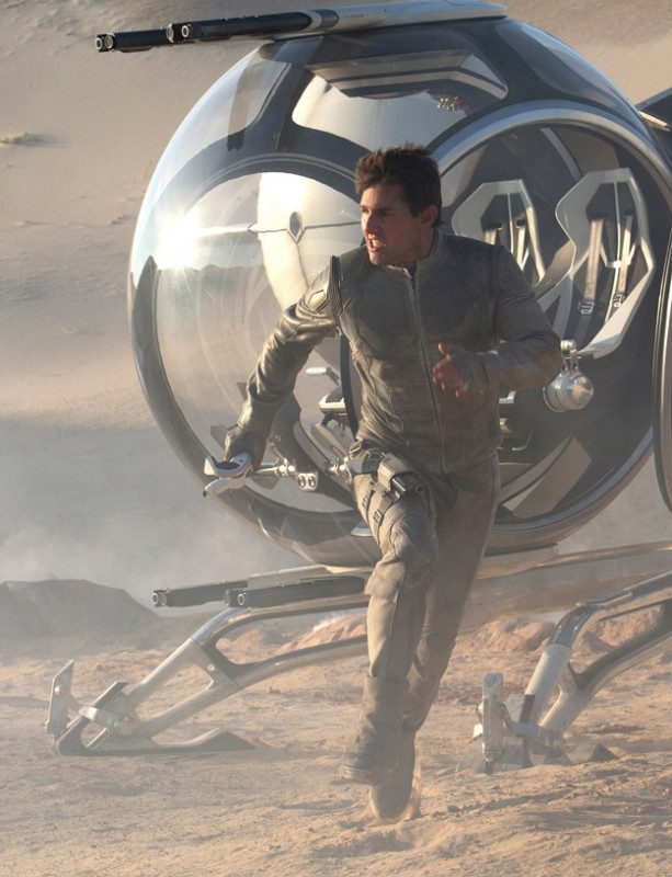 Oblivion Tom Cruise In Fuga In Una Scena Del Film 263477