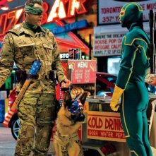 Kick-Ass 2: Jim Carrey e il suo cane incontrano Kick-Ass, interpretato da Aaron Johnson