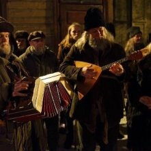 Educazione Siberiana: tre suonatori eseguono musica popolare in una scena del film