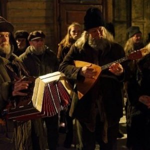 Educazione Siberiana: tre suonatori eseguono musica popolare in una scena del film