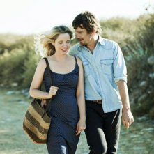 Ethan Hawke e Julie Delpy passeggiano in un'immagine di Before Midnight