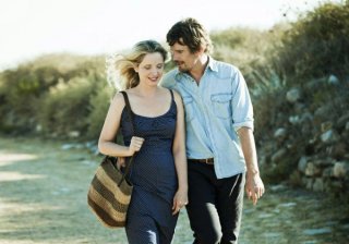 Ethan Hawke e Julie Delpy passeggiano in un'immagine di Before Midnight