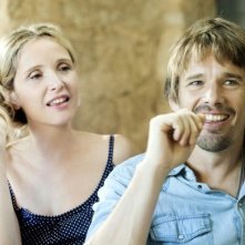Ethan Hawke e Julie Delpy sorridenti in una scena di Before Midnight
