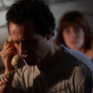 Il clan dei camorristi: Stefano Accorsi e Francesca Beggio (sullo sfondo) in una scena della fiction