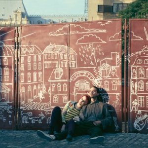 The Necessary Death of Charlie Countryman: Shia LaBeouf ed Evan Rachel Wood seduti a terra in una scena del film