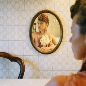 L'uomo doppio: un'immagine di Sissi riflessa nello specchio