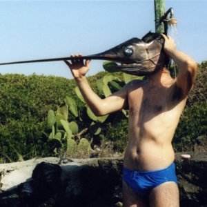 L'uomo doppio: un uomo in costume con la testa di pesce spada