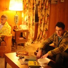 Maladies: James Franco e David Strathairn seduti davanti alla televisione