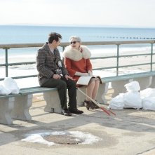 Maladies: James Franco seduto sul lungomare insieme a una delle protagoniste