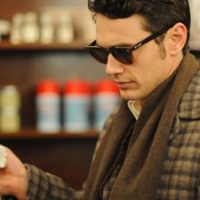 Maladies: un primo piano di James Franco con gli occhiali da sole
