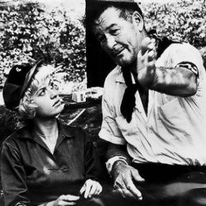 Beverly Aadland accanto ad Errol Flynn, del quale fu l'ultima amante