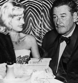 Beverly Aadland con Errol Flynn ad una serata