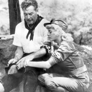 Beverly Aadland con Errol Flynn sul set