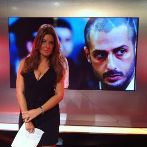 Selvaggia Lucarelli dietro le quinte del programma 'Celebrity Now' durante una puntata in cui si parla di Corona.