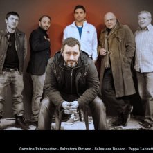 Un'immagine promo di TAKE FIVE In foto il regista Guido Lombardi e i protagonisti: Salvatore Ruocco, Peppe Lanzetta, Carmine Paternoster, Salvatore Striano, Gaetano Di Vaio