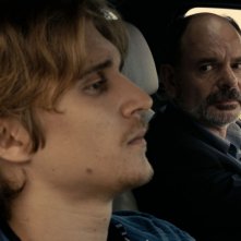 Jean-Pierre Darroussin (sullo sfondo) e Anastasios Soulis in Rendez-vous à Kiruna