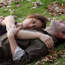 Olga Kurylenko e Ben Affleck abbracciati in una romantica immagine di To the Wonder