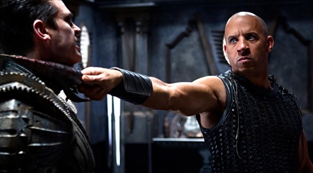 Vin Diesel Minaccia Il Nemico In Una Scena Di Riddick 264145