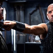Vin Diesel minaccia il nemico in una scena di Riddick