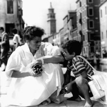 Il piccolo Gaetano Autiero con Katharine Hepburn in Tempo d'estate
