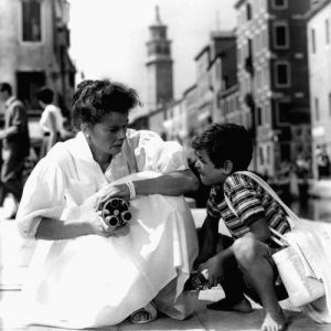 Il piccolo Gaetano Autiero con Katharine Hepburn in Tempo d'estate