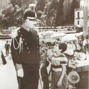 Il piccolo Gaetano Autiero con Vittorio De Sica in Pane amore e...