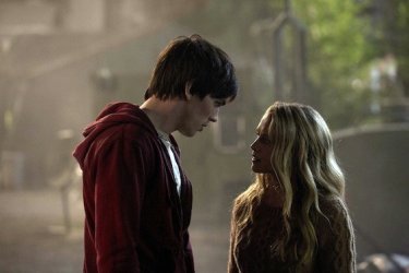 Warm Bodies: Nicholas Hoult con Teresa Palmer in una scena