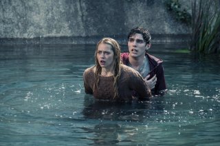 Warm Bodies: Nicholas Hoult con Teresa Palmer sono R e Julie, i protagonisti del film