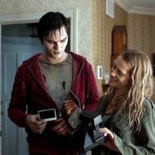 Warm Bodies: Nicholas Hoult con Teresa Palmer in una scena della pellicola