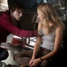 Warm Bodies: Nicholas Hoult e Teresa Palmer in una scena del film