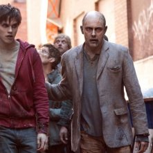 Warm Bodies: Rob Corddry con Nicholas Hoult in una scena