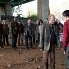 Warm Bodies: Rob Corddry con Nicholas Hoult in una scena del film