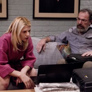Homeland: Claire Danes e Mandy Patinkin in una scena dell'episodio State of Independence