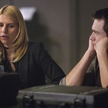 Homeland: Claire Danes e Rupert Friend in una scena dell'episodio New Car Smell