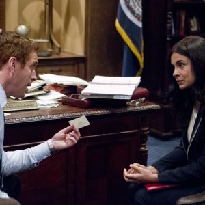 Homeland: Damian Lewis e Zuleikha Robinson in una scena della premiere della seconda stagione, intitolata The Smile