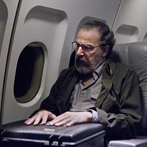 Homeland: Mandy Patinkin in una scena dell'episodio State of Independence
