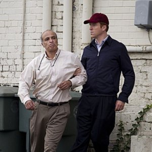 Homeland: Nasser Faris e Damian Lewis in una scena dell'episodio State of Independence