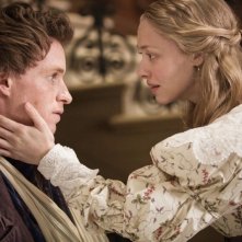 Amanda Seyfried con Eddie Redmayne in Les Misérables