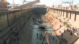 Featurette 'Epic Scale - Les Mis' Opening Number' - Les Miserables