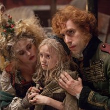 Les Misérables: Sacha Baron Cohen ed Helena Bonham Carter con la piccola Isabelle Allen in una scena