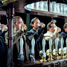 The World's End: Simon Pegg, Nick Frost, Martin Freeman, Paddy Considine e Eddie Marsan impegnati a bere una pinta al pub