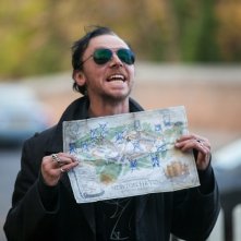 The World's End: Simon Pegg con in mano la mappa del mitico giro dei pub