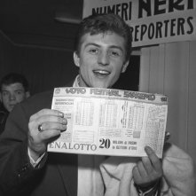 Sanremo 1962 - Tony Renis con la schedina per il voto