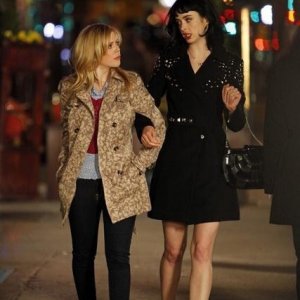 Don't Trust the Bitch in Apartment 23: Krysten Ritter e Dreama Walker in un momento del pilot della serie
