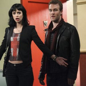 Don't Trust the Bitch in Apartment 23: Krysten Ritter e James Van Der Beek in un momento del pilot della serie
